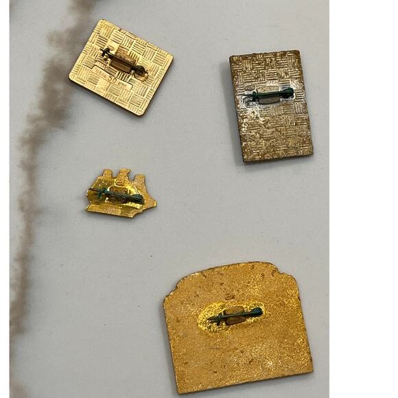 Lot of 19 Vintage USSR Russian Enamel Pins – Leningrad, Moscow, Hermitage - Picture 16 of 16